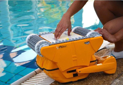 Robot piscina Dolphin WAVE 100 Gyro by Maytronics con tezlecomando manutenzione